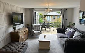 Modern 2 Bedroom House Spacious Large Garden